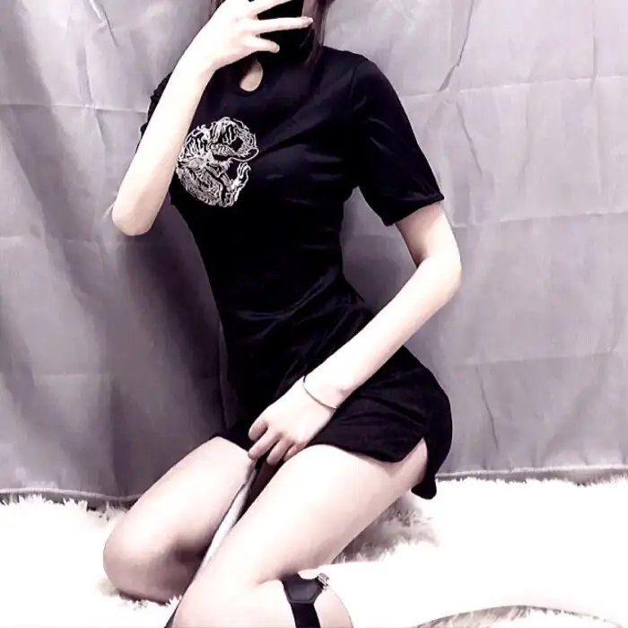 穿黄睡衣的女孩